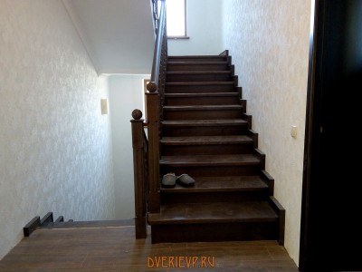 Прямой марш лестницы из тонированного массива