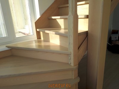 Лестница из массива ясеня со стеклянным ограждением -  фото 2