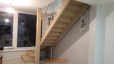 Лестница из массива ясеня со стеклянным ограждением - фото 3