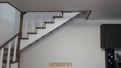Марш лестницы и ограждение со стороны кухни