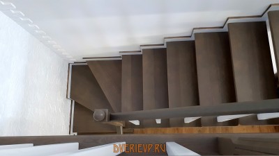 Лестница с открытыми ступенями, вид снизу