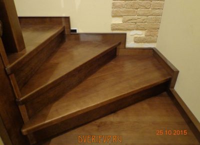 Забежные ступени крупным планом