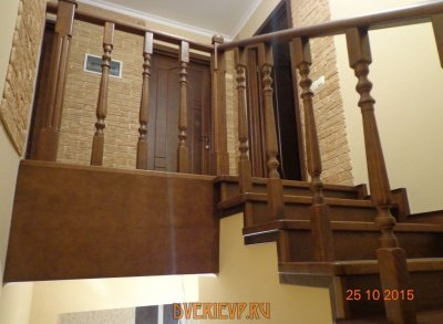 Ограждение площадки второго этажа из массива