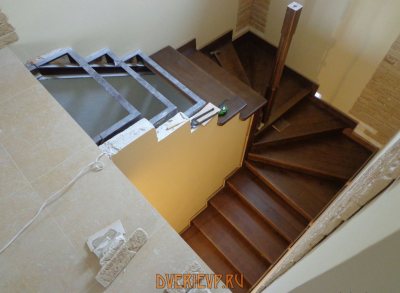 Металлокаркас лестницы и готовые ступени, вид сверху
